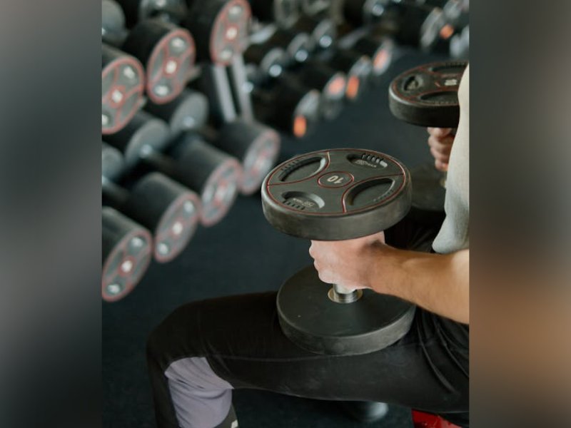 Gym 덤벨을 쥔 사람